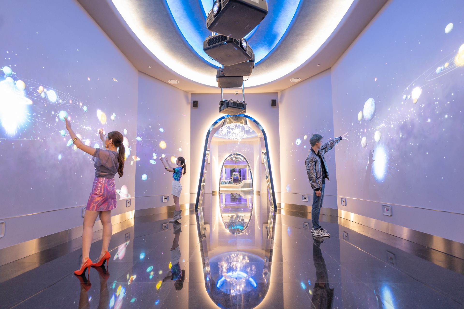 인터랙티브 월 - 스페이스 호텔 파타야