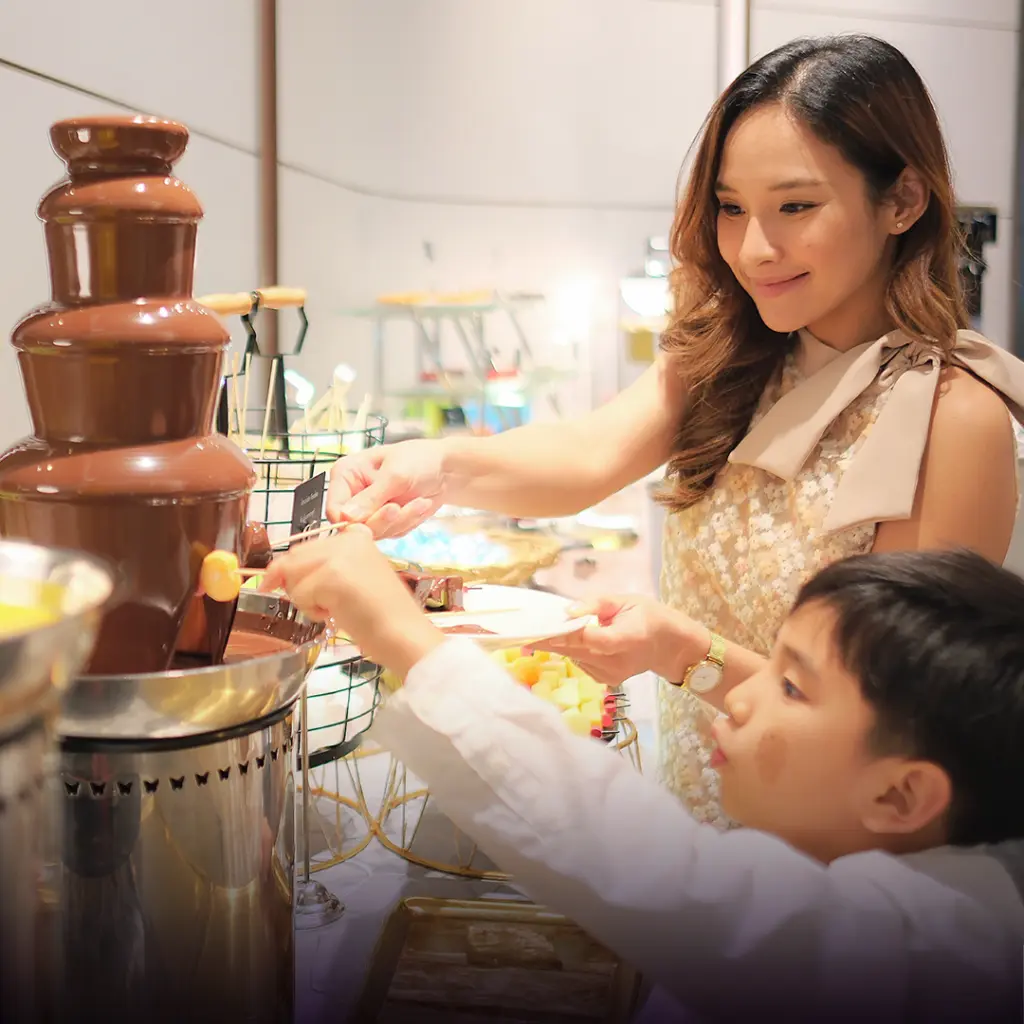 บุฟเฟต์อาหารค่ำ International Buffet ที่ห้องอาหาร Orbit